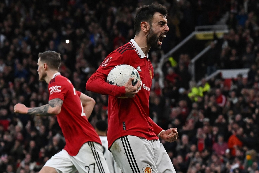  霍尔盖特关键手球送曼联登顶  