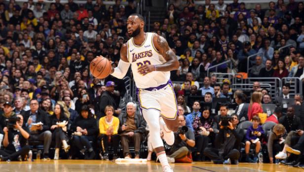  萨博尼斯两双+8助攻国王轻取马刺固排名